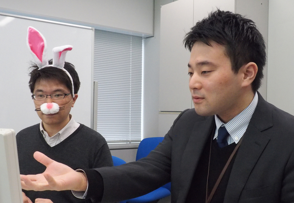 (右)富士通ラーニングメディア ナレッジサービス事業部 第二ラーニングサービス部 野口耕佑氏、(左)資格Zine 編集長 市古明典