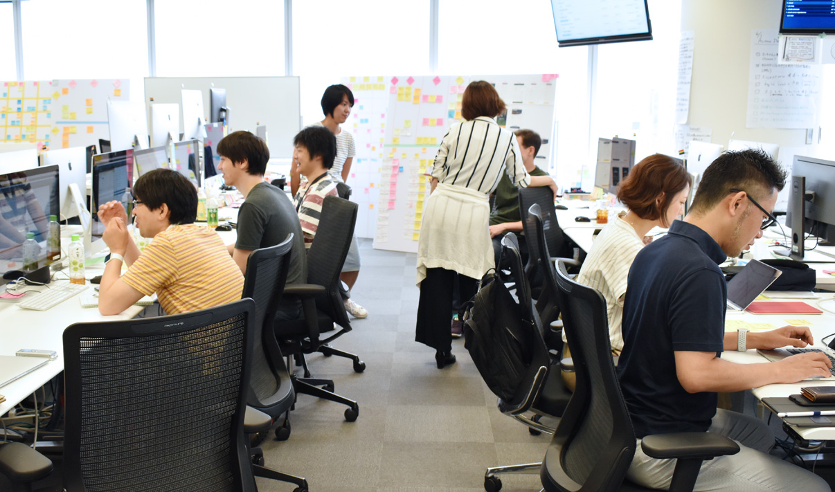 NJC+Pivotal Labsのチームメンバーが作業するスペース。全員が背中合わせで、振り向けばミーティングができる形に席が配置されている