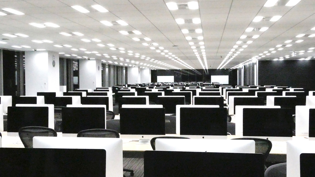 42 Tokyoの校舎(学習フロア)。309人分のPCが用意されている