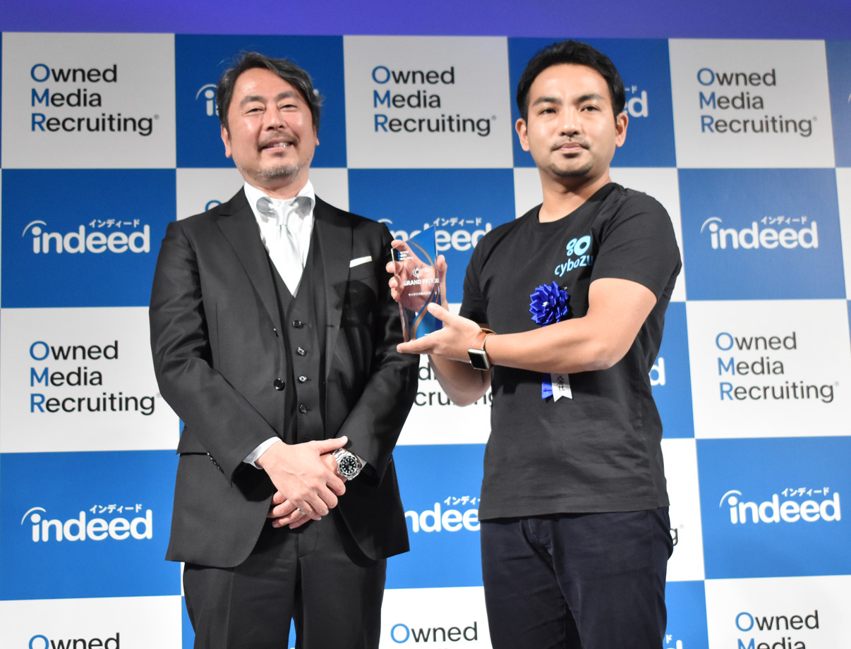 Indeed Japan 代表取締役/ゼネラルマネジャー 高橋信太郎氏(左)と、サイボウズ 人事本部部長 兼 チームワーク総研 研究員 青野 誠氏(右)