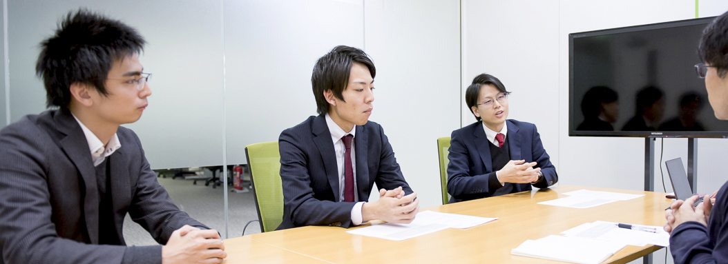 インタビューの模様。入社から現在まで2〜3年間の積み重ねを1つ1つ思い出しながら語ってくださった