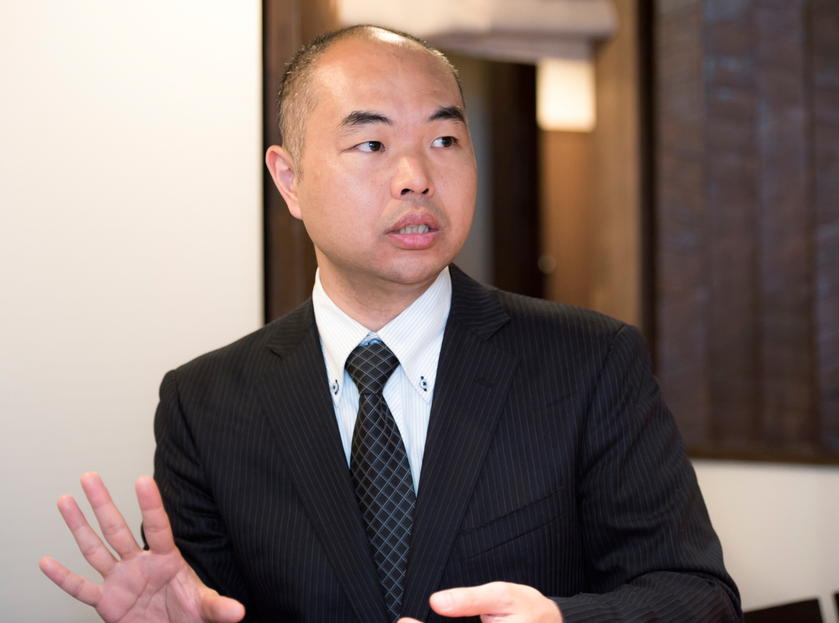 山本 薫氏